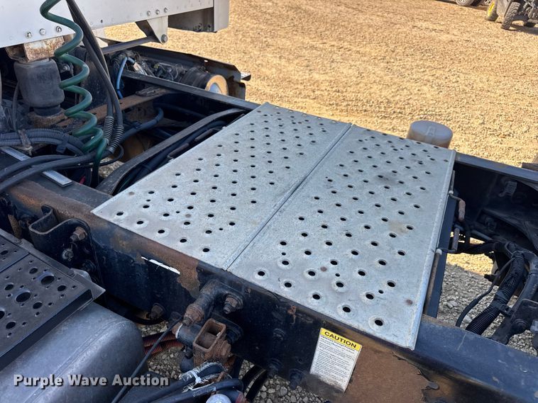 image for item DW6531 2014 Freightliner Business Class M2 semi truck