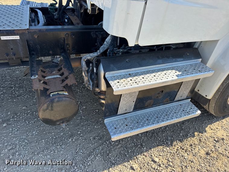 image for item DW6531 2014 Freightliner Business Class M2 semi truck