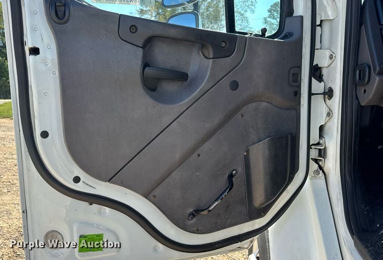 image for item DW6531 2014 Freightliner Business Class M2 semi truck