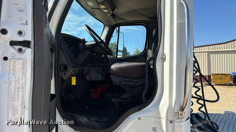 image for item DW6531 2014 Freightliner Business Class M2 semi truck