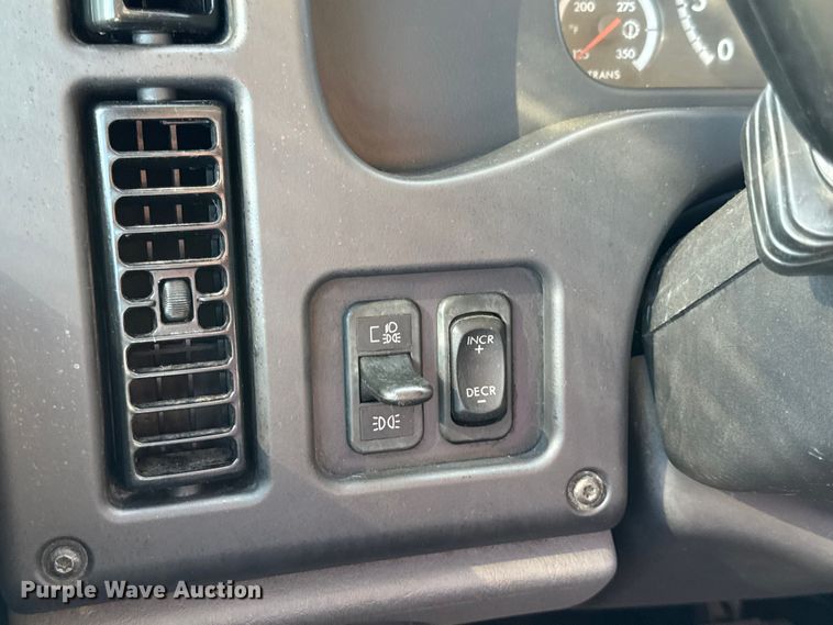 image for item DW6531 2014 Freightliner Business Class M2 semi truck