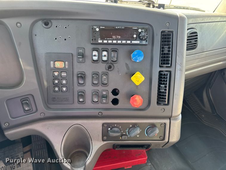 image for item DW6531 2014 Freightliner Business Class M2 semi truck