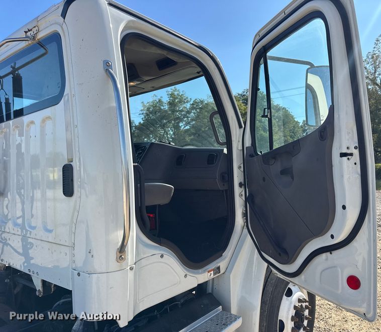 image for item DW6531 2014 Freightliner Business Class M2 semi truck