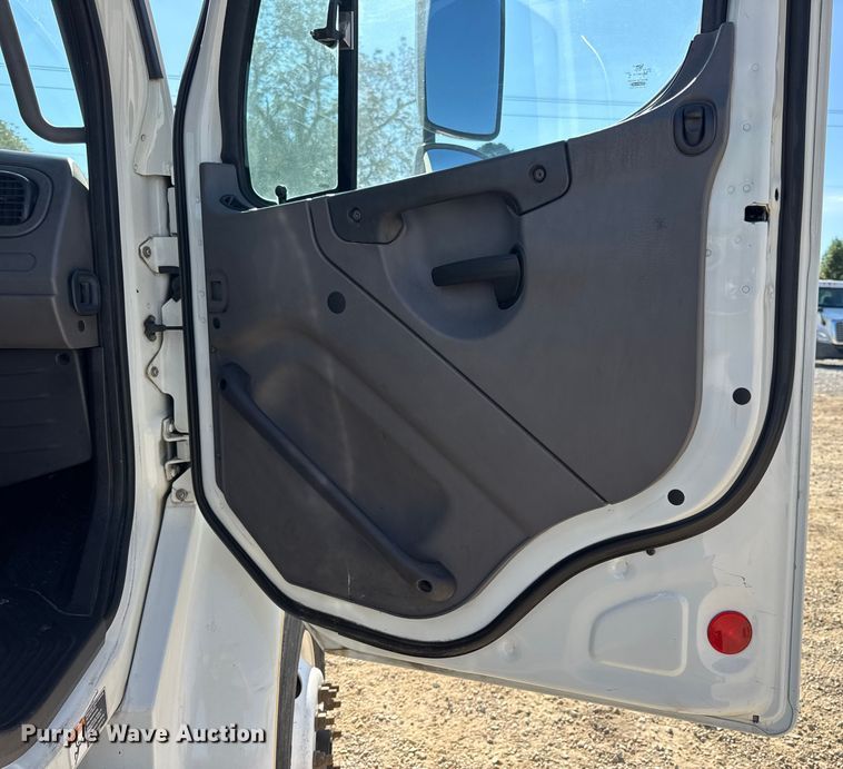 image for item DW6531 2014 Freightliner Business Class M2 semi truck