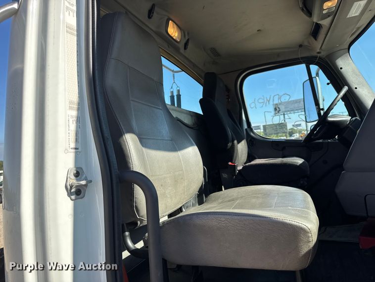 image for item DW6531 2014 Freightliner Business Class M2 semi truck