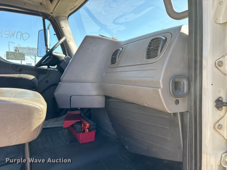 image for item DW6531 2014 Freightliner Business Class M2 semi truck