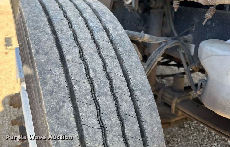 image for item DW6531 2014 Freightliner Business Class M2 semi truck