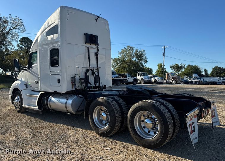 image for item DW6532 2020 Kenworth T680 Semi Truck