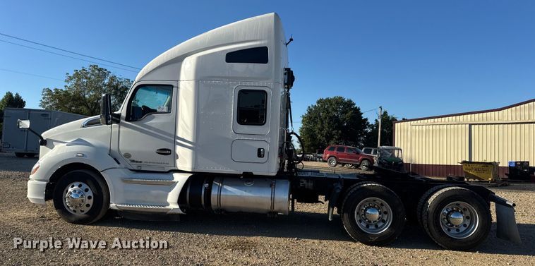 image for item DW6532 2020 Kenworth T680 Semi Truck