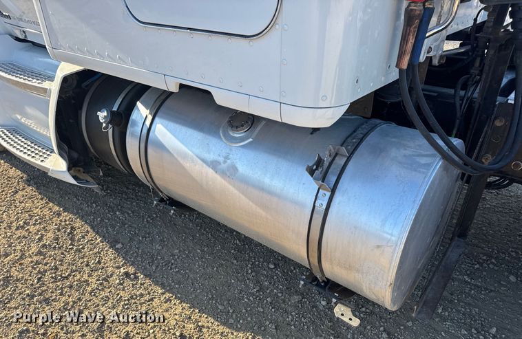 image for item DW6532 2020 Kenworth T680 Semi Truck