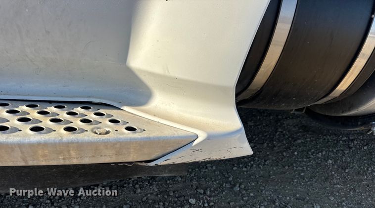 image for item DW6532 2020 Kenworth T680 Semi Truck