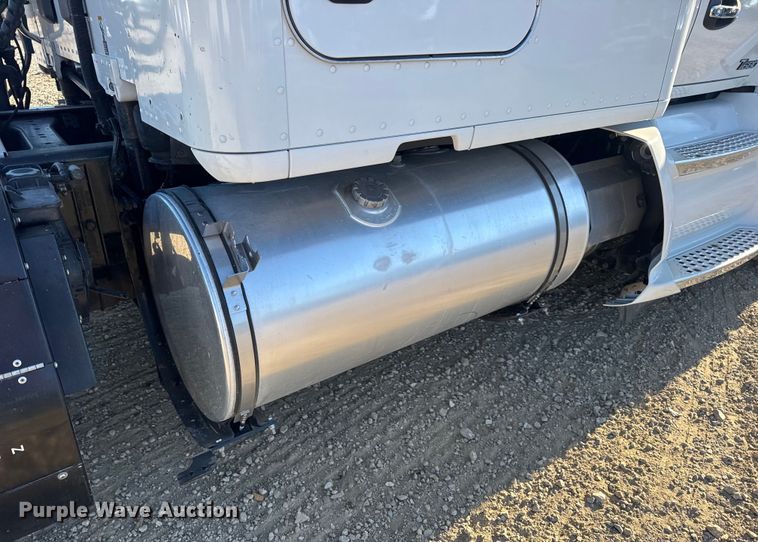 image for item DW6532 2020 Kenworth T680 Semi Truck