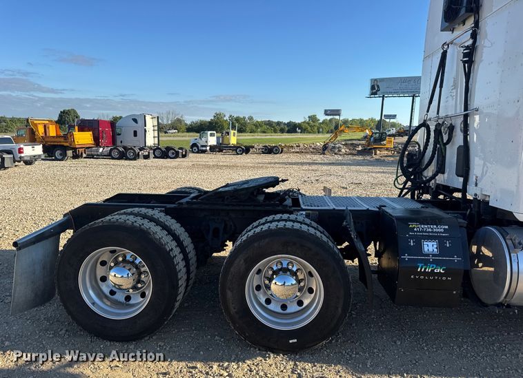 image for item DW6532 2020 Kenworth T680 Semi Truck