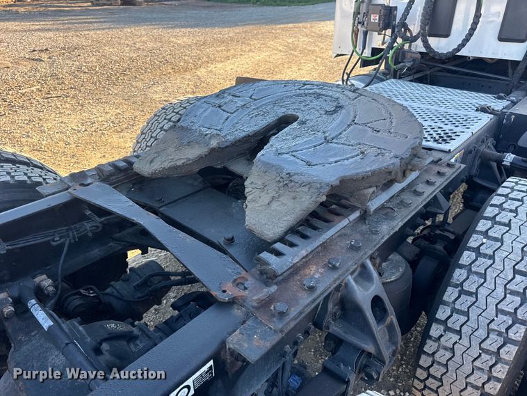 image for item DW6532 2020 Kenworth T680 Semi Truck