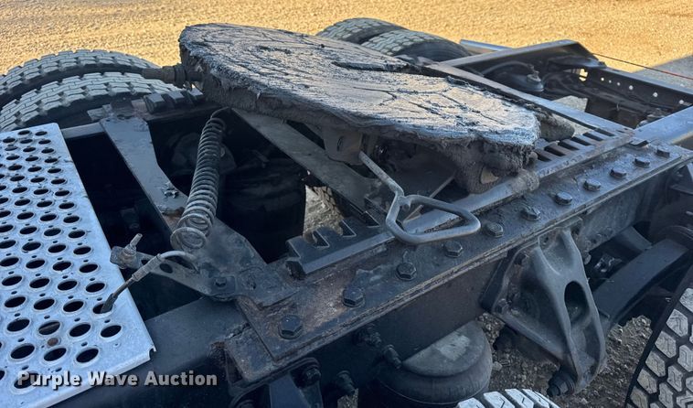 image for item DW6532 2020 Kenworth T680 Semi Truck