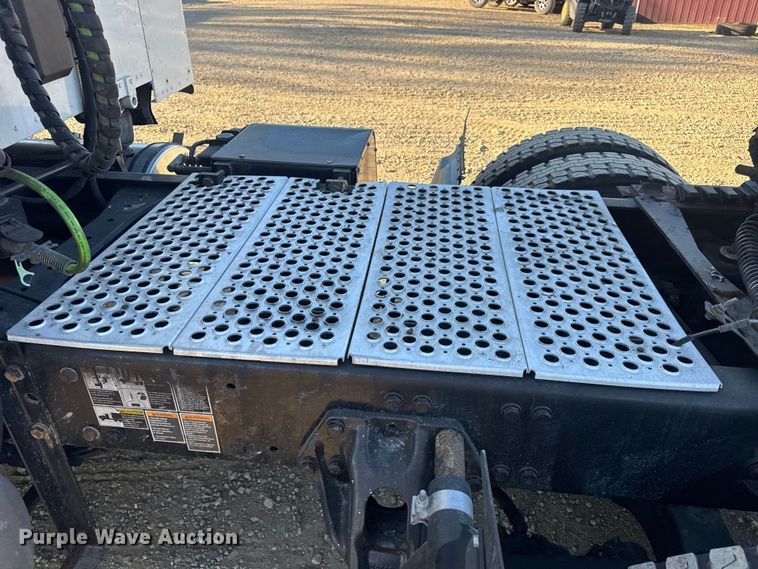 image for item DW6532 2020 Kenworth T680 Semi Truck