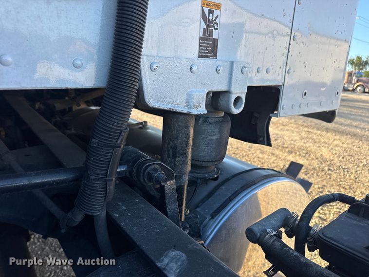 image for item DW6532 2020 Kenworth T680 Semi Truck