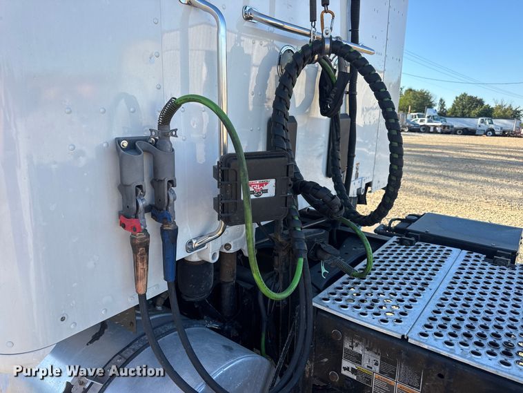 image for item DW6532 2020 Kenworth T680 Semi Truck