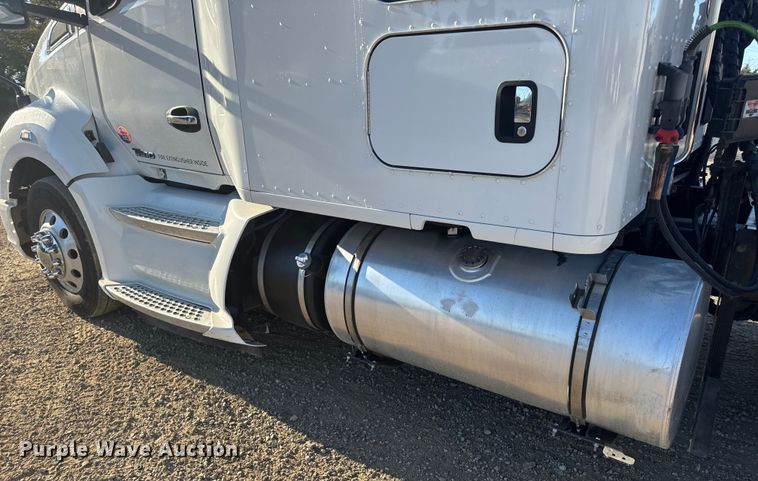 image for item DW6532 2020 Kenworth T680 Semi Truck