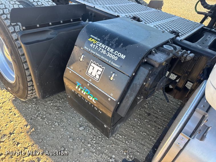 image for item DW6532 2020 Kenworth T680 Semi Truck