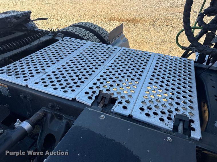 image for item DW6532 2020 Kenworth T680 Semi Truck