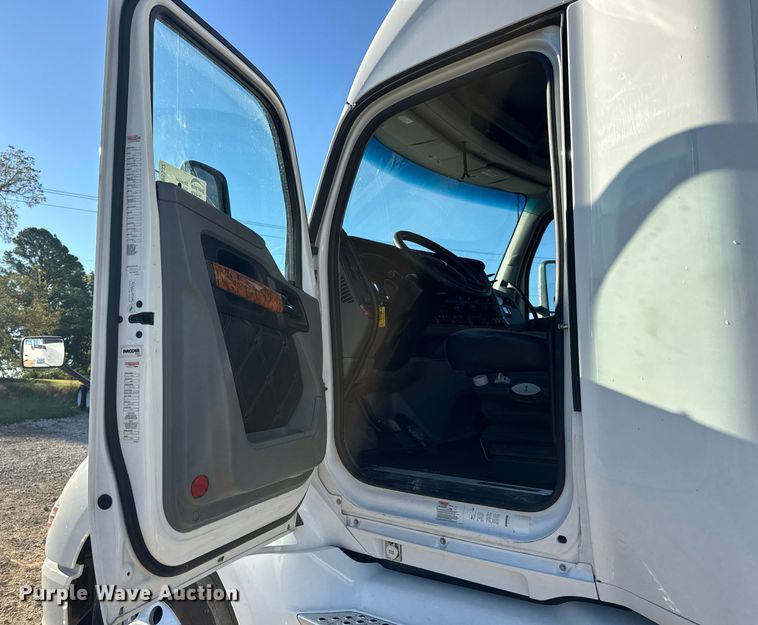 image for item DW6532 2020 Kenworth T680 Semi Truck