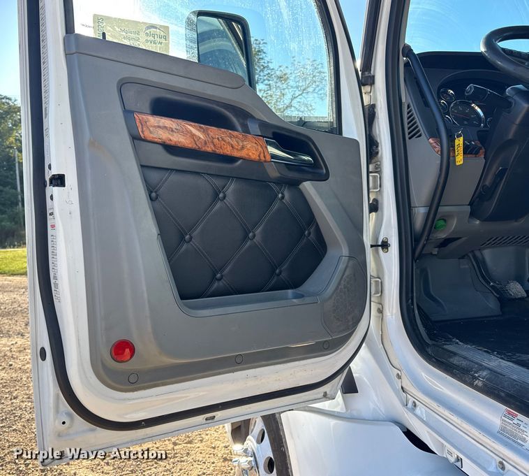 image for item DW6532 2020 Kenworth T680 Semi Truck