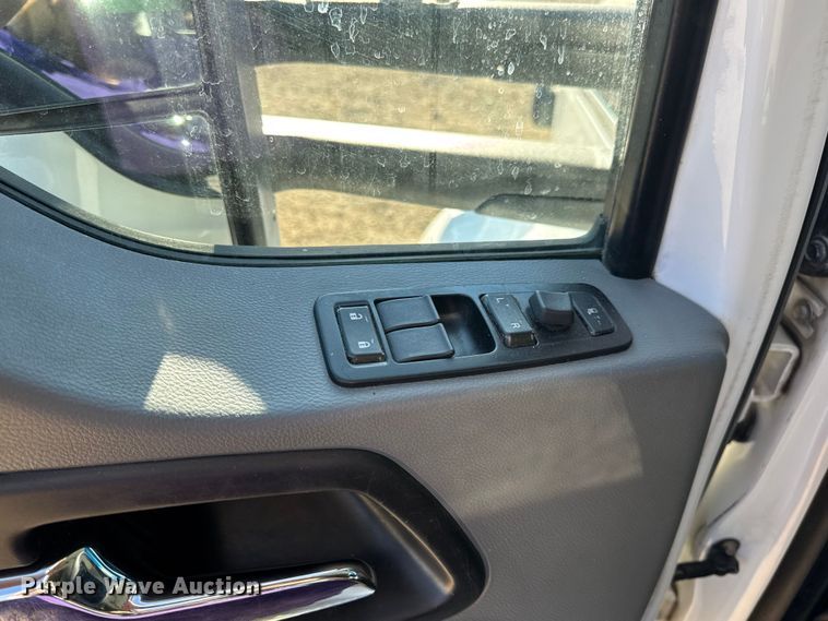 image for item DW6532 2020 Kenworth T680 Semi Truck