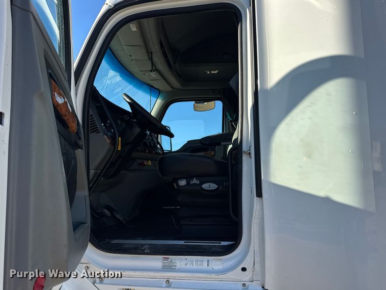 image for item DW6532 2020 Kenworth T680 Semi Truck