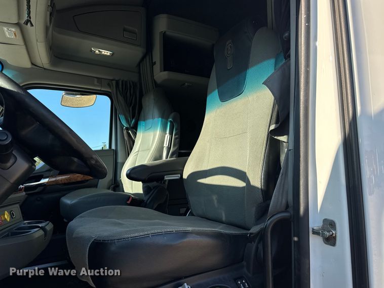 image for item DW6532 2020 Kenworth T680 Semi Truck