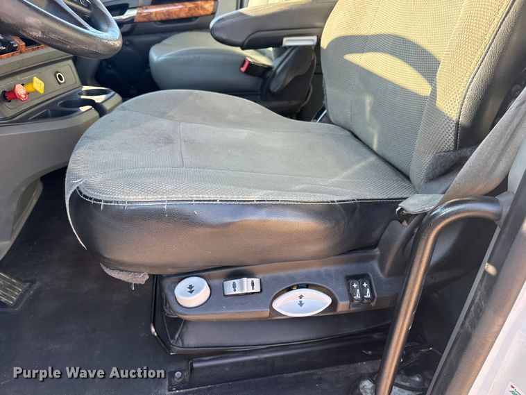 image for item DW6532 2020 Kenworth T680 Semi Truck