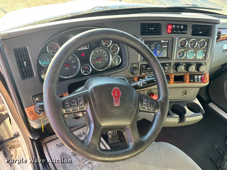 image for item DW6532 2020 Kenworth T680 Semi Truck