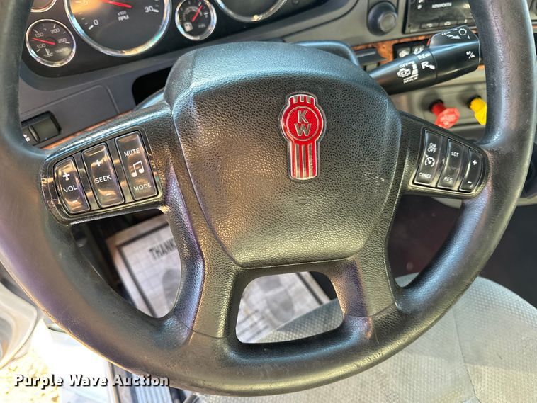 image for item DW6532 2020 Kenworth T680 Semi Truck