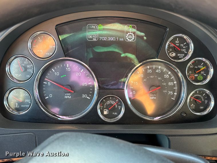 image for item DW6532 2020 Kenworth T680 Semi Truck