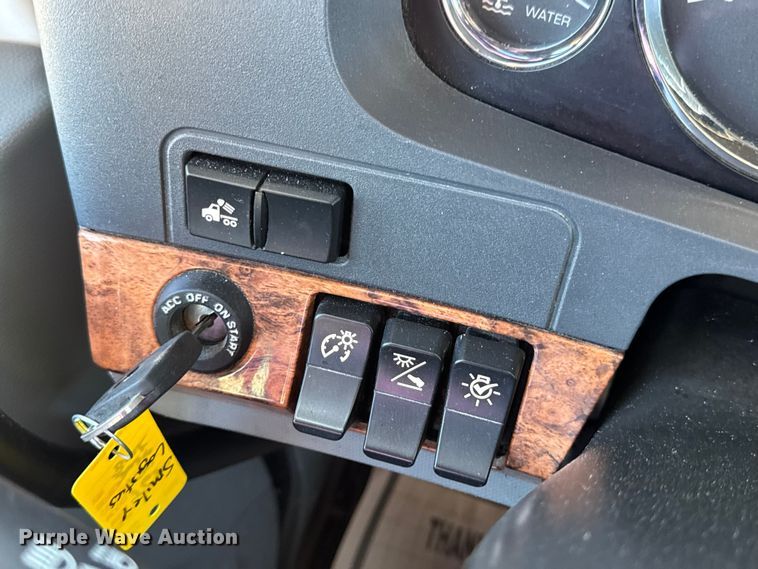 image for item DW6532 2020 Kenworth T680 Semi Truck