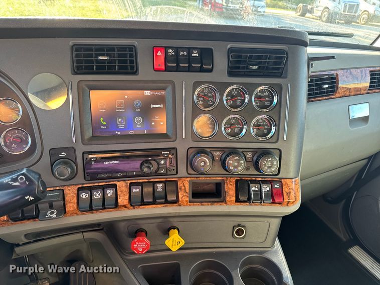 image for item DW6532 2020 Kenworth T680 Semi Truck