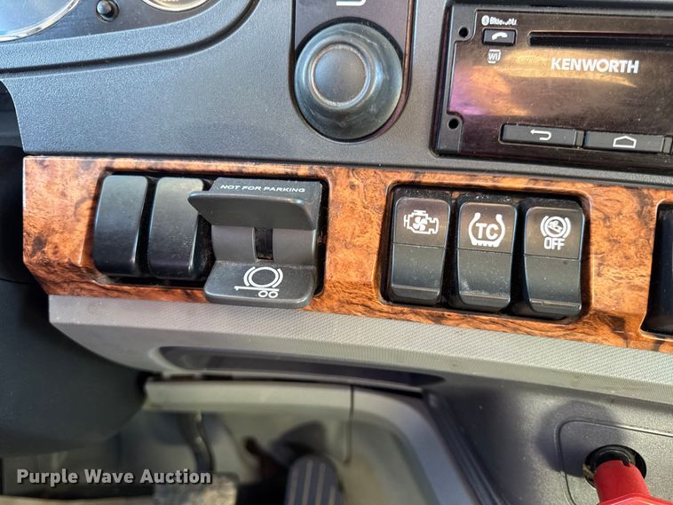 image for item DW6532 2020 Kenworth T680 Semi Truck