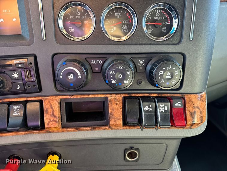 image for item DW6532 2020 Kenworth T680 Semi Truck