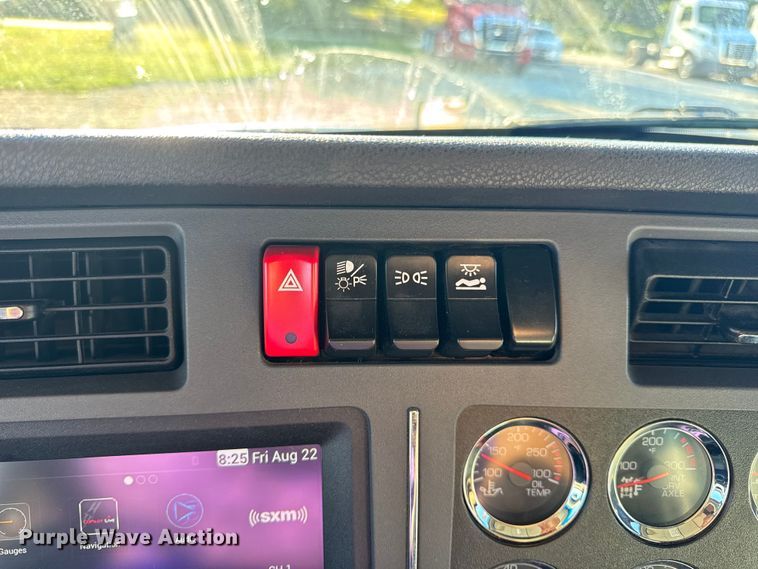 image for item DW6532 2020 Kenworth T680 Semi Truck