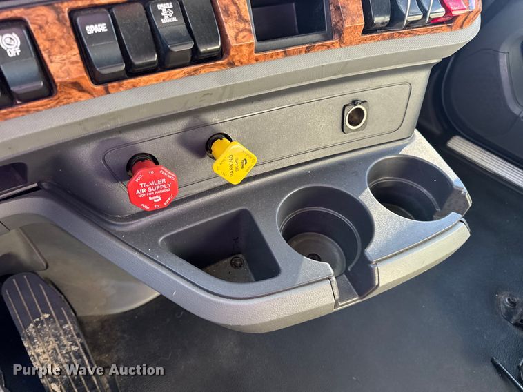 image for item DW6532 2020 Kenworth T680 Semi Truck