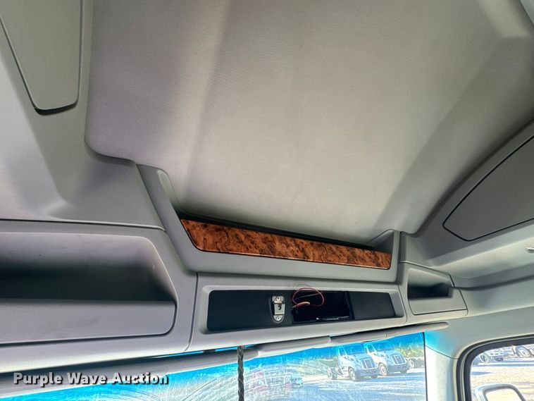 image for item DW6532 2020 Kenworth T680 Semi Truck