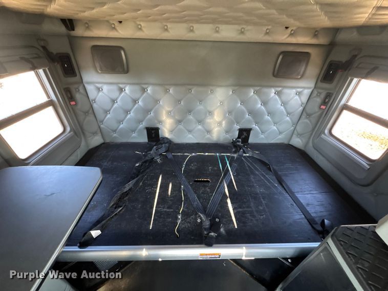 image for item DW6532 2020 Kenworth T680 Semi Truck