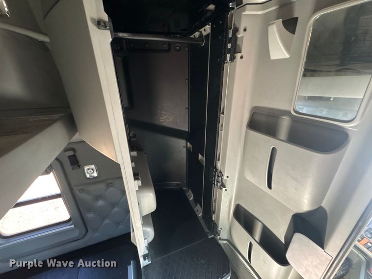 image for item DW6532 2020 Kenworth T680 Semi Truck