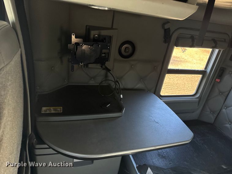 image for item DW6532 2020 Kenworth T680 Semi Truck