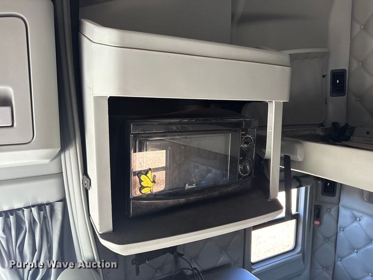 image for item DW6532 2020 Kenworth T680 Semi Truck