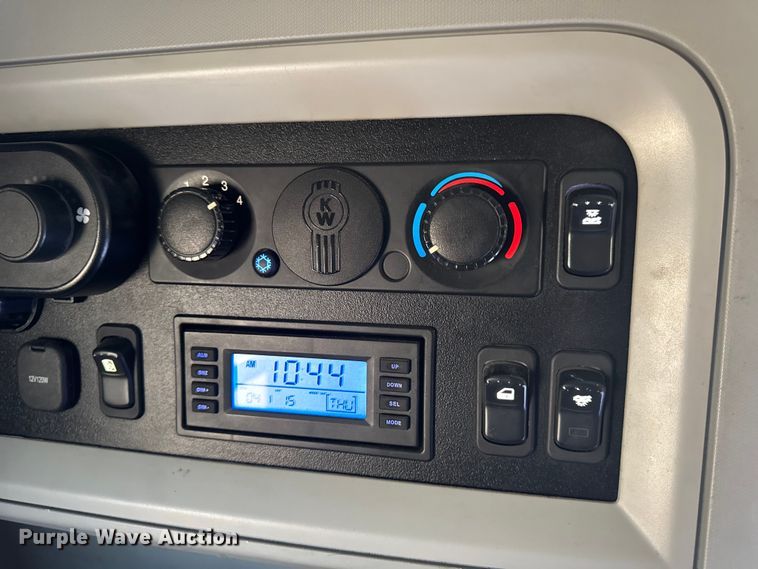 image for item DW6532 2020 Kenworth T680 Semi Truck