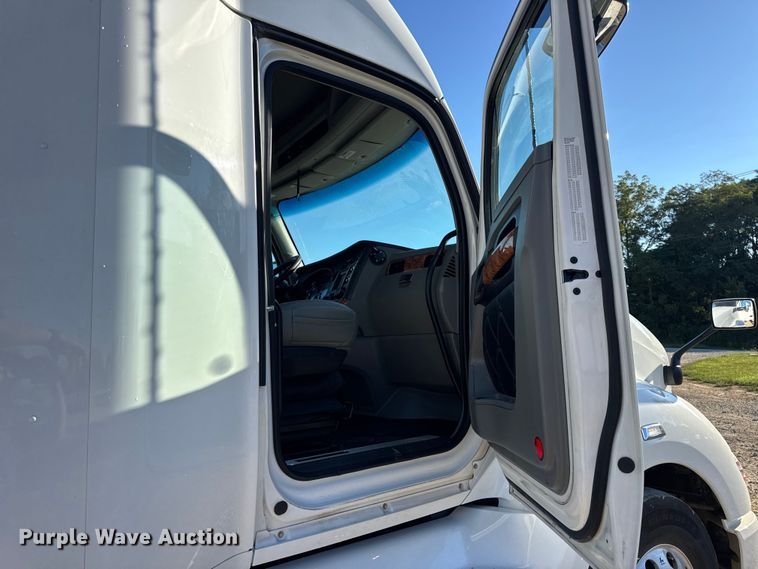 image for item DW6532 2020 Kenworth T680 Semi Truck