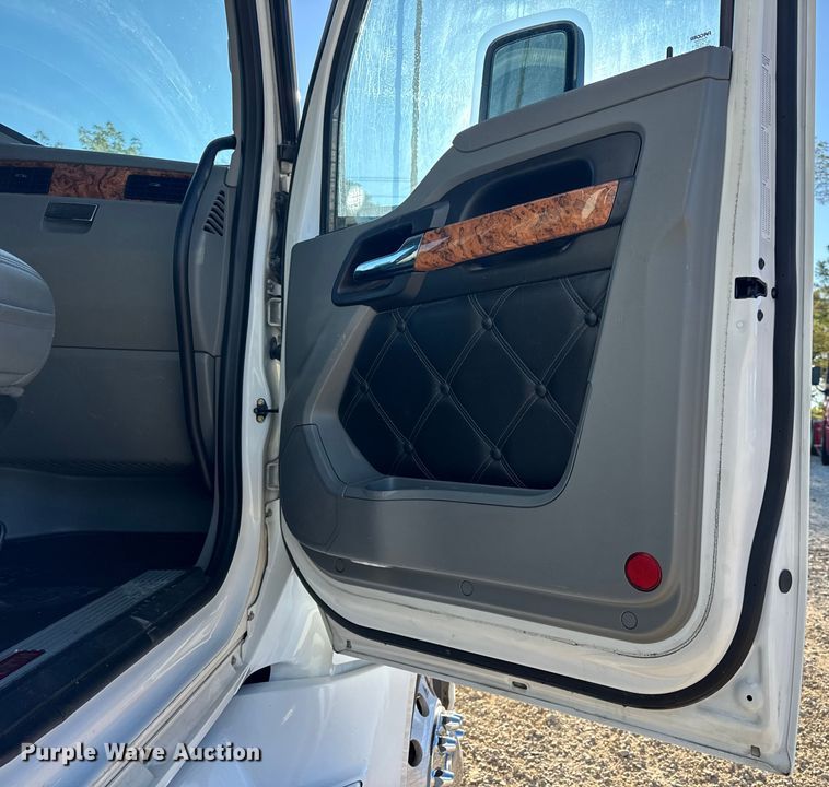 image for item DW6532 2020 Kenworth T680 Semi Truck