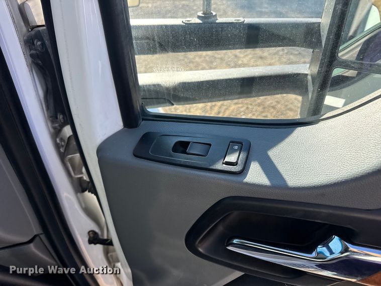 image for item DW6532 2020 Kenworth T680 Semi Truck