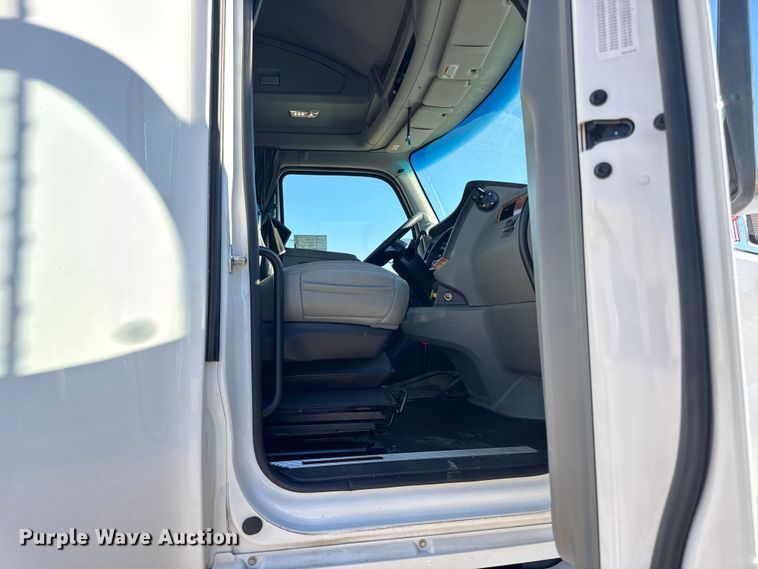 image for item DW6532 2020 Kenworth T680 Semi Truck